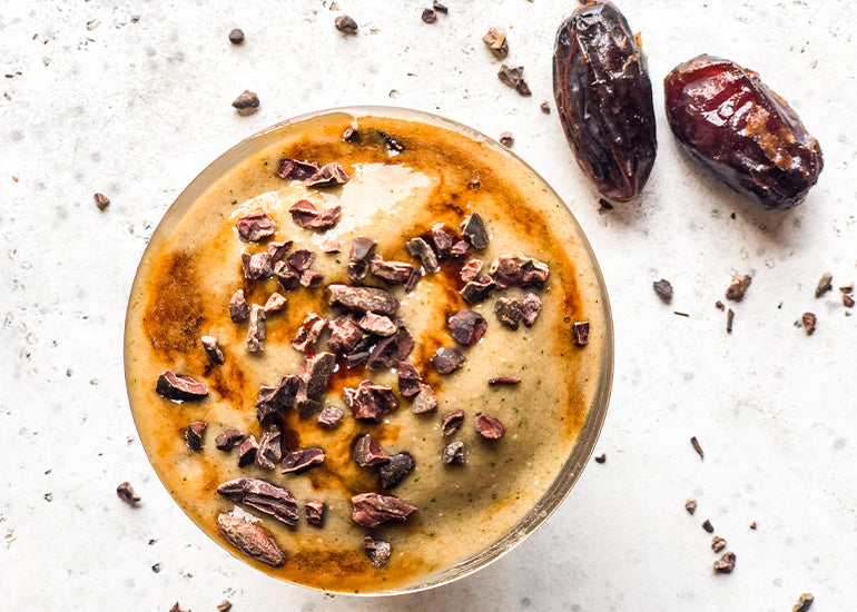 A smoothie made with Navitas Organics Superfood+ Sea Veggie Blend and Chia Seeds, topped with Navitas Organics Cacao Nibs