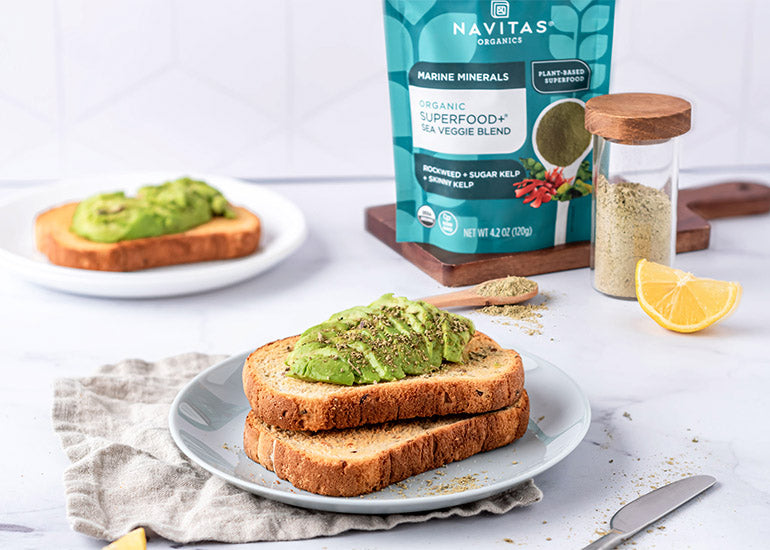 A plate of avocado toast sprinkled with a seasoning blend made with Navitas Organics Superfood+ Sea Veggie Blend