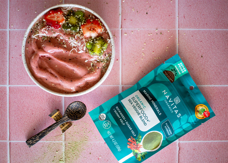 A strawberry kiwi smoothie bowl made with Navitas Organics Superfood+ Sea Veggie Blend