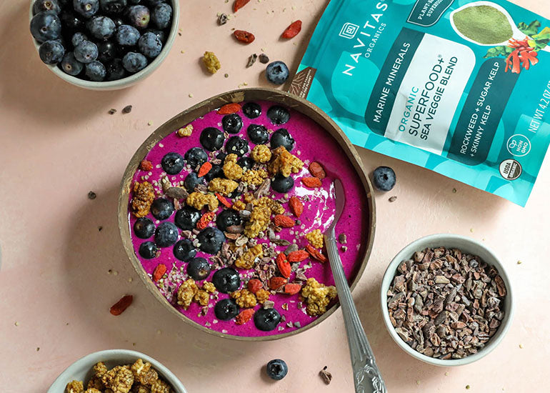 A superfood pitaya smoothie bowl made with Navitas Organics Superfood+ Sea Veggie Blend, topped with Navitas Organics Goji Berries, Mulberries, Cacao Nibs and Hemp Seeds